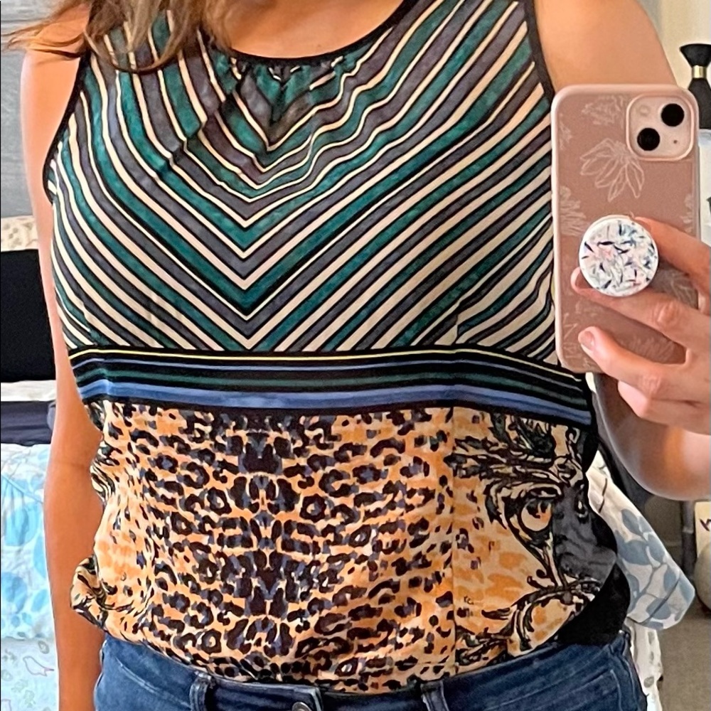 Double pattern sleeveless fitted blouse